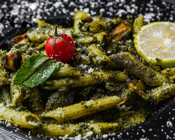 Comment réussir une sauce au pesto avec des herbes fraîches et des pignons de pin ?